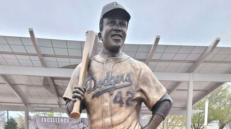 “Jackie Robinson Statue Theft: A Heartbreaking Blow to Wichita’s Baseball Legacy”