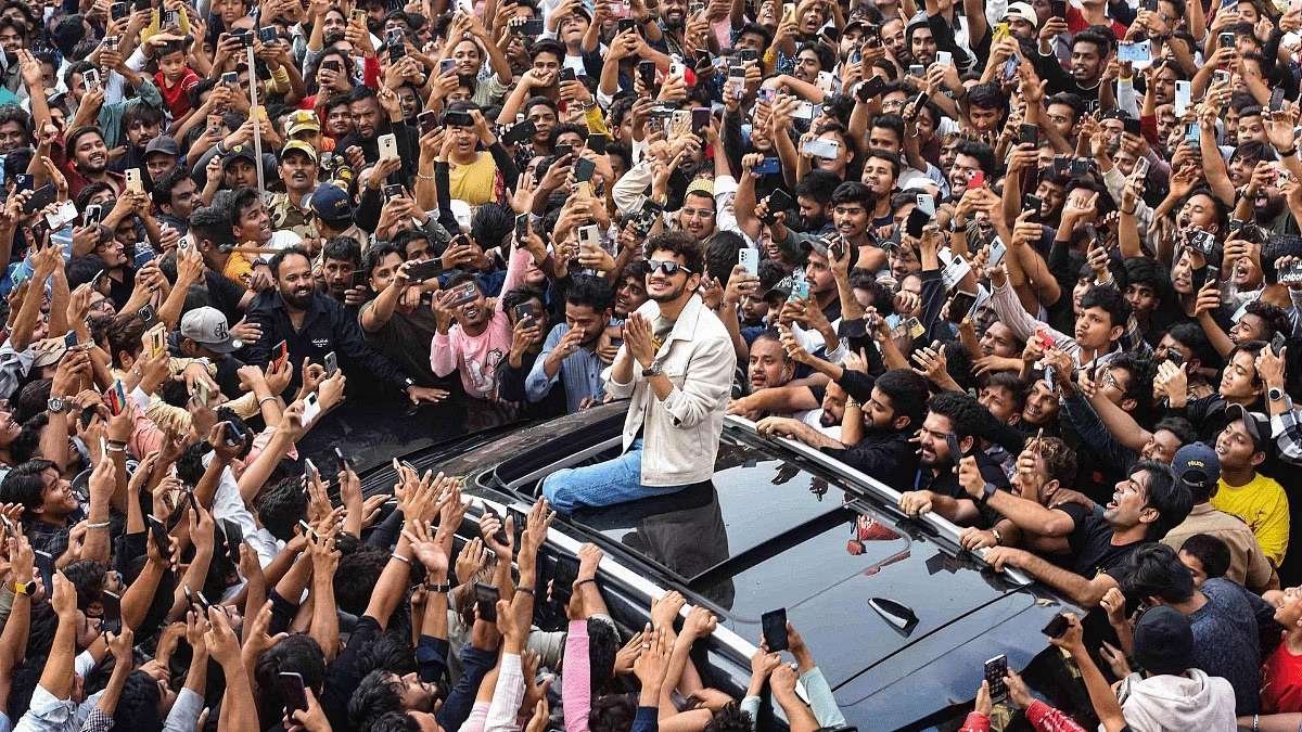 “Triumphant Homecoming: Munawar Faruqui Celebrates Bigg Boss 17 Victory in Dongri”