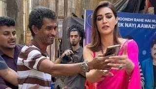 “Kriti Sanon’s Selfless Act: A Touching Moment Outside Indian Idol Sets Sparks Fan Admiration”