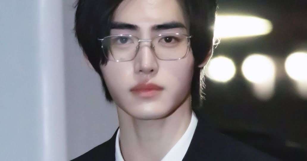 “ENHYPEN’s Sunghoon Redefines Airport Fashion: A Stylish Takeoff into Elegance and Charisma”