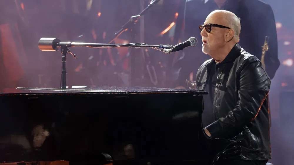 “Billy Joel’s Grammy Comeback: A Stirring Performance of ‘Turn the Lights Back On’ After 22 Years”