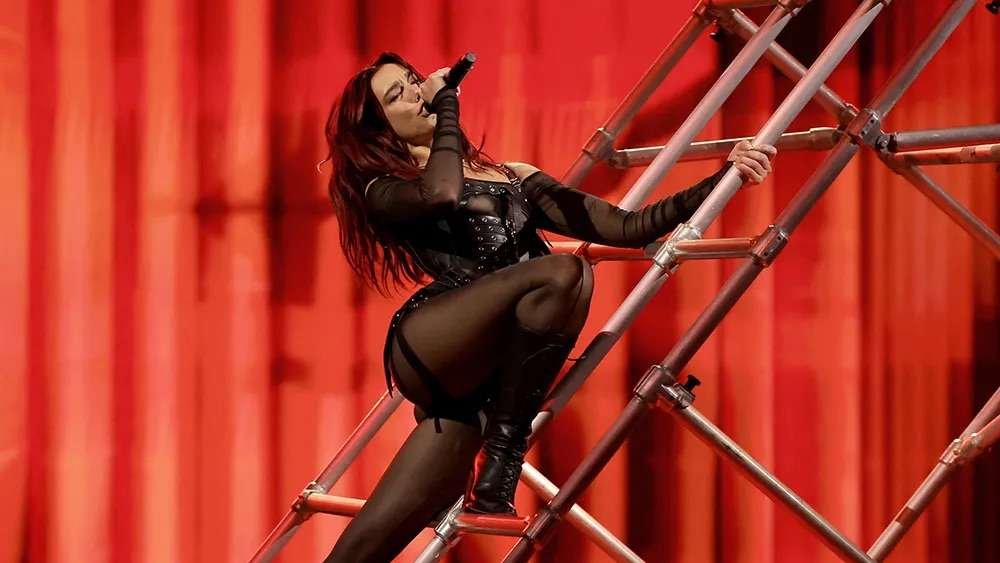“Dua Lipa Dominates 2024 Grammys with Mesmerizing Performances of ‘Training Season’ and ‘Houdini'”