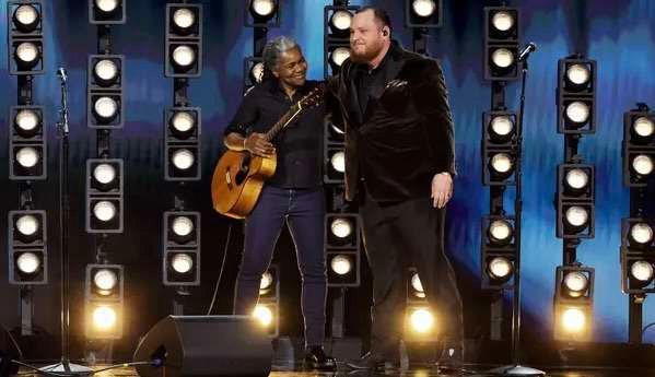 “Tracy Chapman’s Grammy Comeback: Unity and Timeless Music with ‘Fast Car'”