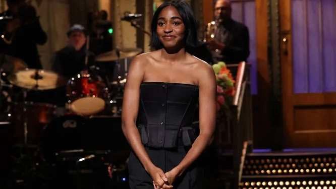 “Ayo Edebiri’s Stellar Saturday Night Live Debut: Navigating Expectations and Showcasing Talent”