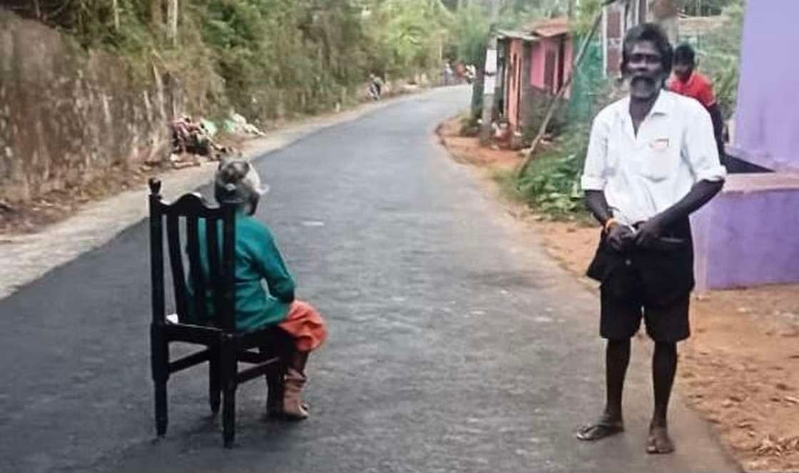 90-Year-Old Woman Protests Delay in Welfare Pension Distribution