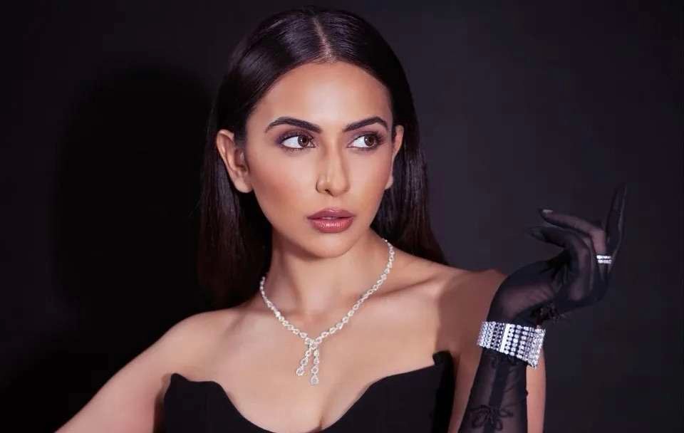 The Resurgence of Opera Gloves: From Regency Roots to Modern Chic