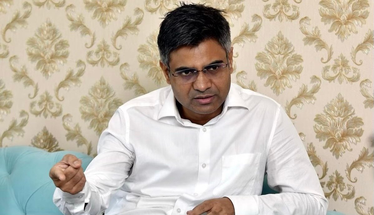 Delhi’s Solar Policy Suspension: Navigating Political Tensions and Renewable Energy Ambitions