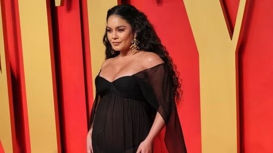 Vanessa Hudgens’ Show-Stopping Pregnancy Look at the Vanity Fair Oscars Party