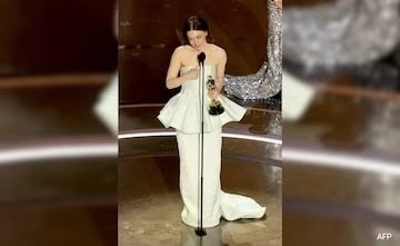 Emma Stone’s Glorious Win Marred by Wardrobe Oopsie: The Fallout on Social Media