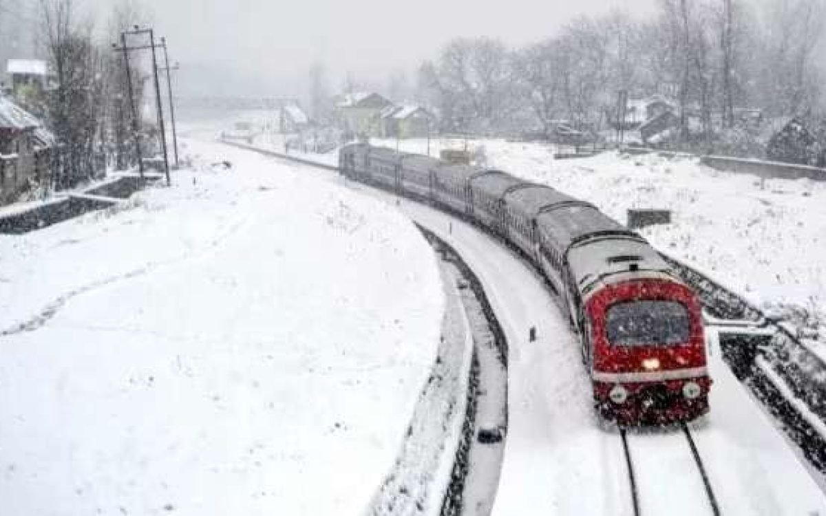 “Winter Wonders: Indian Railways’ Baramulla-Banihal Journey Through a Snow-Kissed Wonderland”