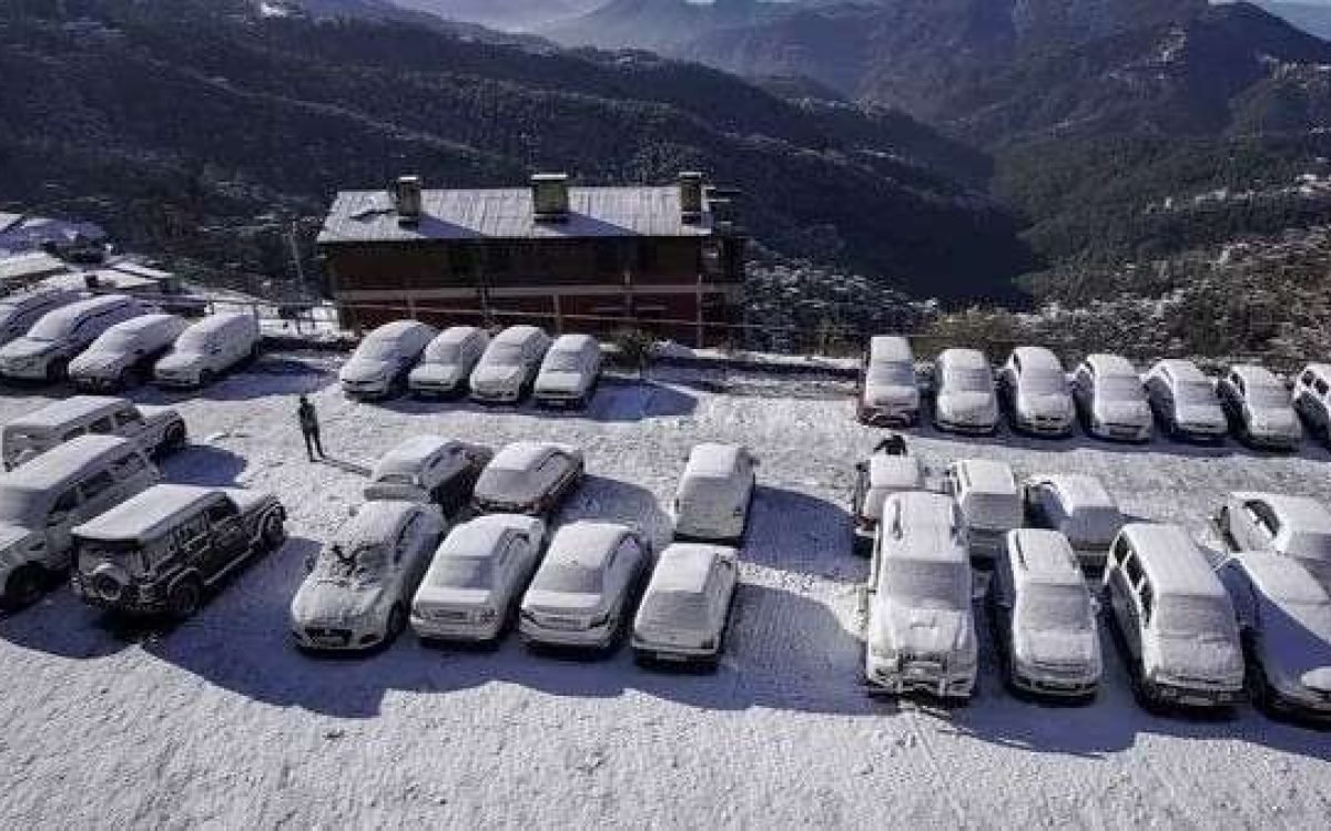 “Winter’s Embrace: Himachal Pradesh Battles Snowfall Challenges Amidst Stunning Landscapes”