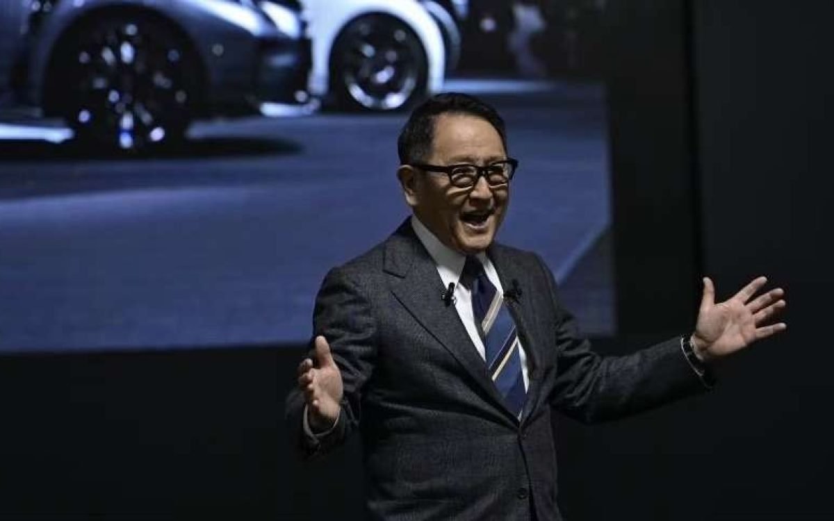 “Toyota’s Hybrid Triumph: Defying Tesla’s Warning, Leading Global Sales, and Shaping a Balanced Future for EVs and Hybrids”