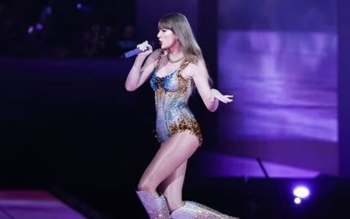 Taylor Swift Surprises Sydney Eras Tour Crowd with Unforgettable Mashup Performance