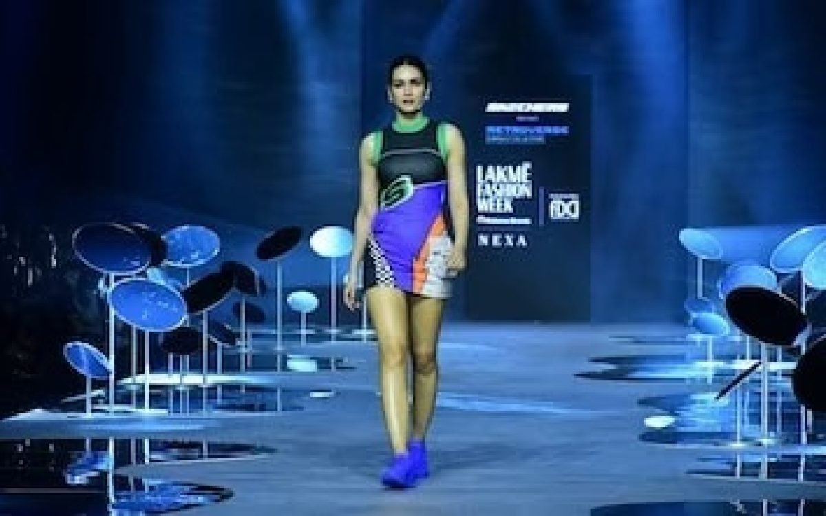 Kriti Sanon Shines as Showstopper at Lakme Fashion Week x FDCI