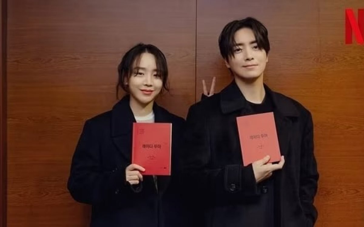 Lee Joon Hyuk and Shin Hye Sun Reunite for Netflix’s “The Art of Sarah”